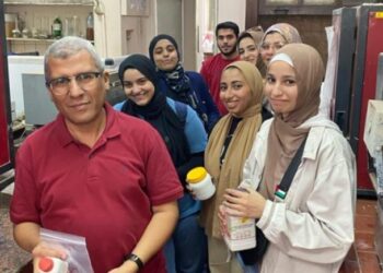 الفنون التطبيقية بالجامعة المصرية الروسية تنظم زيارة للطلاب بالمركز القومى البحوث