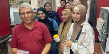 الفنون التطبيقية بالجامعة المصرية الروسية تنظم زيارة للطلاب بالمركز القومى البحوث