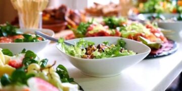 لتكن صحتك ضمن قائمة الطعام في العطلات: نصائح الخبراء لاتباع نمط غذائي صحي