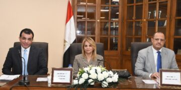 آداب عين شمس تحتفل باليوم العالمي للغة العربية بحضور  ملحقين ثقافيين لدول عربية واجنبية   كتب – محمود الهندي   افتتحت أ.د حنان كامل متولى عميد كلية الآداب جامعة عين شمس احتفالية اليوم العالمي للغة العربية لعام ٢٠٢٣  والذى نظمته الكلية بالتعاون مع قطاع الدراسات العليا والبحوث بالجامعة ، تحت رعاية أ.د محمد ضياء زين العابدين رئيس الجامعة، ا.د غادة فاروق نائب رئيس الجامعة لشئون خدمة المجتمع وتنمية البيئة، أ.د حنان كامل عميدة الكلية ، وإشراف ا.د حاتم ربيع وكيل الكلية لشئون الدراسات العليا والبحوث، وإعداد وتنسيق كل من أ.د منال محرم رئيسة قسم اللغة العربية ، د . هدى عطية الناقدة الأدبية ورئيسة لجنة النشاط الثقافي بالقسم .   بحضور السيد الخان بلخوف سفير جمهورية أذربيچان ، السيد لوكا لوال بولا مساعد قنصل دولة جنوب السودان، د.إيمان الحوسنى الملحق الفنى بملحقية التعليم وعلم التكنولوچيا بسفارة الإمارات العربية المتحدة ، السيد اريسودموس اسيوتيس القنصل بالسفارة القبرصية .  في كلمتها أعربت أ.د حنان كامل عميد الكلية عن سعادتها بهذا اليوم الذى ينظم سنوياً في الثامن عشر من شهر ديسمبر للإحتفال باللغة العربية وهو اليوم الذى أقرت فيه الجمعية العامة للأمم المتحدة اللغة العربية كلغة سادسة للمنظمة حيث يتحدث بها  حوالى ٤٥٠ مليون نسمة من سكان العالم ، مؤكدة أن اللغة العربية قد  إحتضنت أطياف متعددة من البشر وجمعت بين جنسيات وأعراق مختلفة منهم حول العالم .  وأضافت عميدة الكلية أن اللغة العربية قد أسهمت  فى نقل العلوم و  المعارف فى العصور الوسطى إلى أوروبا وتصل مفرداتها إلى ١٢ مليون مفردة فضلاً عن أنواع الخطوط العربية التى تعبر عن جمال اللغة وروعتها .  وأشار ا.د حاتم ربيع وكيل الكلية لشئون الدراسات العليا والبحوث إلى أن احتفالية  اليوم تعبر عن إحتفالنا بتاريخنا وهويتنا وعروبتنا ، لافتاً إلى أن اللغة العربية لا تمثل لنا مجرد وسيلة للتواصل فحسب ولكنها تمثل وعاء لثقافتنا وحضارتنا وتاريخنا ومستقبلنا كما فضلها الله على سائر اللغات إذ جعلها لغة الرسالة الخاتمة ولغة القرآن الكريم وقد وعد الله بحفظها .  وقد أثنى أ.د محمد إبراهيم وكيل الكلية لشئون التعليم والطلاب  على حرص  إدارة الكلية  على  تنظيم اليوم للاحتفال باللغة التى تمثل هويتنا ، حيث تعتبر  اللغة العربية هى  اللغة الادق بين اللغات في وصف الأشياء  ويوجد للكلمة الواحدة أكثر من مرادف، وأن الهدف من الأحتفال باليوم العالمي للغه العربية هو تقديم إحتفال يليق بلغة القرآن الكريم  .   يذكر أن  الإحتفالية استضافت زخم من الشعراء والنقاد والروائيين ونخبة كبيرة من المهتمين بإثراء وتمكين اللغة العربية الراقية ونشر ثقافتها،وقد تضمن برنامج  الاحتفالية عدد من الفقرات منها : تلاوة القرآن الكريم ، الإنشاد الديني ، شهادات في حب اللغة العربية  .   كما تم تقديم  “فقرة بوح الفصحى ” وهي فقرة شعرية شدا بالشعر فيها كل من : أحمد سويلم ، إيهاب البشبيشي ، جمال الشاعر ، جمال القصاص ، السيد حسن ، عبد العزيز جويدة ومحمد الشحات .  كذلك تم تقديم فقرة ” الرواية وسحر اللغة ” تحدث بها كل من : أحمد عبده ، سيد الوكيل، صلاح معاطي ، محسن الغمرى و محمد عبد الحافظ ناصف.  وتبع ذلك بفاصل غنائي للمطرب حسن زكي ، المطربة غادة العبسي .  وفى ختام الإحتفالية تم عرض فيلم ” حكاية الضاد ” من إعداد طلاب القسم ،وتم  تكريم كل من أثروا المجال الأدبي واللغوي والشخصيات المهتمة بدعم وتمكين اللغة .