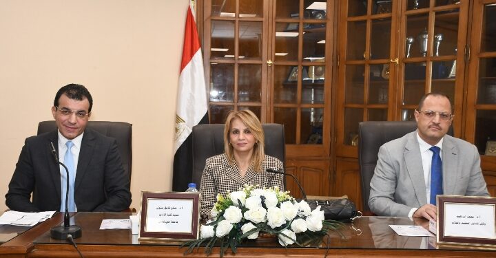 آداب عين شمس تحتفل باليوم العالمي للغة العربية بحضور  ملحقين ثقافيين لدول عربية واجنبية   كتب – محمود الهندي   افتتحت أ.د حنان كامل متولى عميد كلية الآداب جامعة عين شمس احتفالية اليوم العالمي للغة العربية لعام ٢٠٢٣  والذى نظمته الكلية بالتعاون مع قطاع الدراسات العليا والبحوث بالجامعة ، تحت رعاية أ.د محمد ضياء زين العابدين رئيس الجامعة، ا.د غادة فاروق نائب رئيس الجامعة لشئون خدمة المجتمع وتنمية البيئة، أ.د حنان كامل عميدة الكلية ، وإشراف ا.د حاتم ربيع وكيل الكلية لشئون الدراسات العليا والبحوث، وإعداد وتنسيق كل من أ.د منال محرم رئيسة قسم اللغة العربية ، د . هدى عطية الناقدة الأدبية ورئيسة لجنة النشاط الثقافي بالقسم .   بحضور السيد الخان بلخوف سفير جمهورية أذربيچان ، السيد لوكا لوال بولا مساعد قنصل دولة جنوب السودان، د.إيمان الحوسنى الملحق الفنى بملحقية التعليم وعلم التكنولوچيا بسفارة الإمارات العربية المتحدة ، السيد اريسودموس اسيوتيس القنصل بالسفارة القبرصية .  في كلمتها أعربت أ.د حنان كامل عميد الكلية عن سعادتها بهذا اليوم الذى ينظم سنوياً في الثامن عشر من شهر ديسمبر للإحتفال باللغة العربية وهو اليوم الذى أقرت فيه الجمعية العامة للأمم المتحدة اللغة العربية كلغة سادسة للمنظمة حيث يتحدث بها  حوالى ٤٥٠ مليون نسمة من سكان العالم ، مؤكدة أن اللغة العربية قد  إحتضنت أطياف متعددة من البشر وجمعت بين جنسيات وأعراق مختلفة منهم حول العالم .  وأضافت عميدة الكلية أن اللغة العربية قد أسهمت  فى نقل العلوم و  المعارف فى العصور الوسطى إلى أوروبا وتصل مفرداتها إلى ١٢ مليون مفردة فضلاً عن أنواع الخطوط العربية التى تعبر عن جمال اللغة وروعتها .  وأشار ا.د حاتم ربيع وكيل الكلية لشئون الدراسات العليا والبحوث إلى أن احتفالية  اليوم تعبر عن إحتفالنا بتاريخنا وهويتنا وعروبتنا ، لافتاً إلى أن اللغة العربية لا تمثل لنا مجرد وسيلة للتواصل فحسب ولكنها تمثل وعاء لثقافتنا وحضارتنا وتاريخنا ومستقبلنا كما فضلها الله على سائر اللغات إذ جعلها لغة الرسالة الخاتمة ولغة القرآن الكريم وقد وعد الله بحفظها .  وقد أثنى أ.د محمد إبراهيم وكيل الكلية لشئون التعليم والطلاب  على حرص  إدارة الكلية  على  تنظيم اليوم للاحتفال باللغة التى تمثل هويتنا ، حيث تعتبر  اللغة العربية هى  اللغة الادق بين اللغات في وصف الأشياء  ويوجد للكلمة الواحدة أكثر من مرادف، وأن الهدف من الأحتفال باليوم العالمي للغه العربية هو تقديم إحتفال يليق بلغة القرآن الكريم  .   يذكر أن  الإحتفالية استضافت زخم من الشعراء والنقاد والروائيين ونخبة كبيرة من المهتمين بإثراء وتمكين اللغة العربية الراقية ونشر ثقافتها،وقد تضمن برنامج  الاحتفالية عدد من الفقرات منها : تلاوة القرآن الكريم ، الإنشاد الديني ، شهادات في حب اللغة العربية  .   كما تم تقديم  “فقرة بوح الفصحى ” وهي فقرة شعرية شدا بالشعر فيها كل من : أحمد سويلم ، إيهاب البشبيشي ، جمال الشاعر ، جمال القصاص ، السيد حسن ، عبد العزيز جويدة ومحمد الشحات .  كذلك تم تقديم فقرة ” الرواية وسحر اللغة ” تحدث بها كل من : أحمد عبده ، سيد الوكيل، صلاح معاطي ، محسن الغمرى و محمد عبد الحافظ ناصف.  وتبع ذلك بفاصل غنائي للمطرب حسن زكي ، المطربة غادة العبسي .  وفى ختام الإحتفالية تم عرض فيلم ” حكاية الضاد ” من إعداد طلاب القسم ،وتم  تكريم كل من أثروا المجال الأدبي واللغوي والشخصيات المهتمة بدعم وتمكين اللغة .