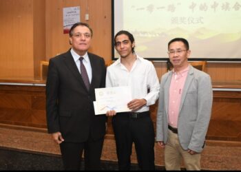 كونفوشيوس عين شمس يهنئ الطلاب الفائزين في مسابقة “الإلقاء والتعبير الشفوي باللغة الصينية “