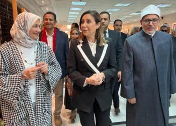 قيادات الأزهر ووزيرة الثقافة يفتتحون معرضا  فنيا على هامش تكريم الفائزين في ملتقى الأزهر الدولي الثاني للكاريكاتير