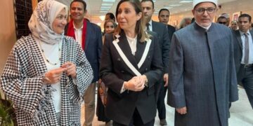 قيادات الأزهر ووزيرة الثقافة يفتتحون معرضا  فنيا على هامش تكريم الفائزين في ملتقى الأزهر الدولي الثاني للكاريكاتير