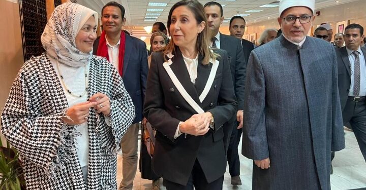 قيادات الأزهر ووزيرة الثقافة يفتتحون معرضا فنيا على هامش تكريم الفائزين في ملتقى الأزهر الدولي الثاني للكاريكاتير