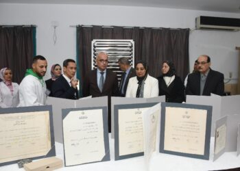 رئيس جامعة عين شمس يتفقد معمل الترميم بكلية الآثار