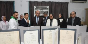 رئيس جامعة عين شمس يتفقد معمل الترميم بكلية الآثار