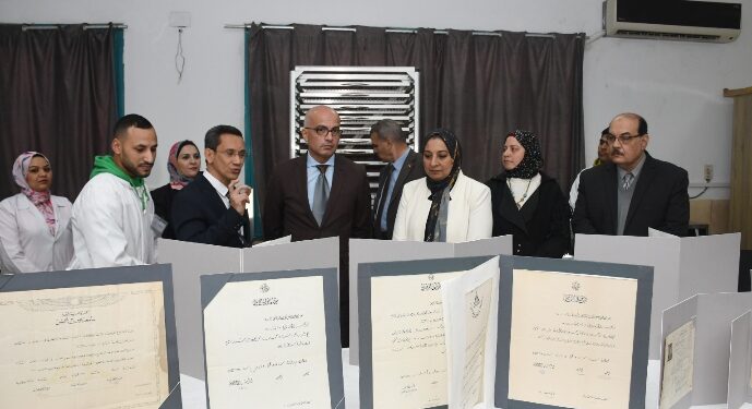 رئيس جامعة عين شمس يتفقد معمل الترميم بكلية الآثار