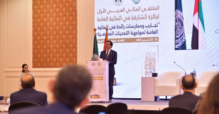 اختتام فعاليات الملتقى المالي العربي الأول لجائزة الشارقة في المالية العامة “،بالقاهرة