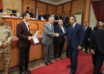 محافظ كفر الشيخ يكرم الاستاذ مجدي محمد عبد الهادي رئيس قسم التحقيقات بديوان المحافظة