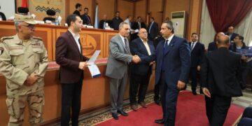 محافظ كفر الشيخ يكرم الاستاذ مجدي محمد عبد الهادي رئيس قسم التحقيقات بديوان المحافظة