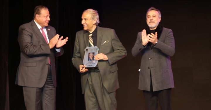 نجوم الفن يشاركون في تكريم المؤرخ المسرحي الدكتور عمرو دوارة