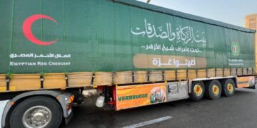 بتوجيه شيخ الأزهر .. إطلاق القافلة الرابعة لبيت الزكاة والصدقات المصري إلى أهالي غزة