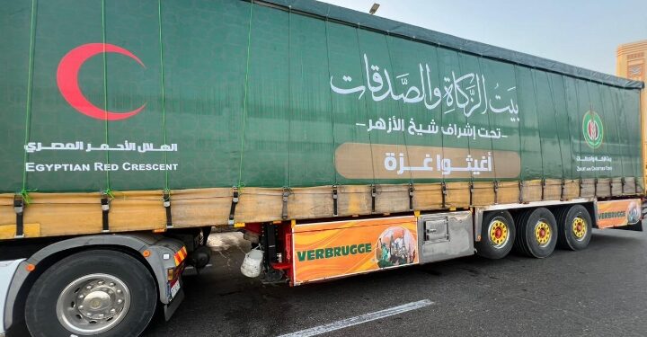 بتوجيه شيخ الأزهر .. إطلاق القافلة الرابعة لبيت الزكاة والصدقات المصري إلى أهالي غزة