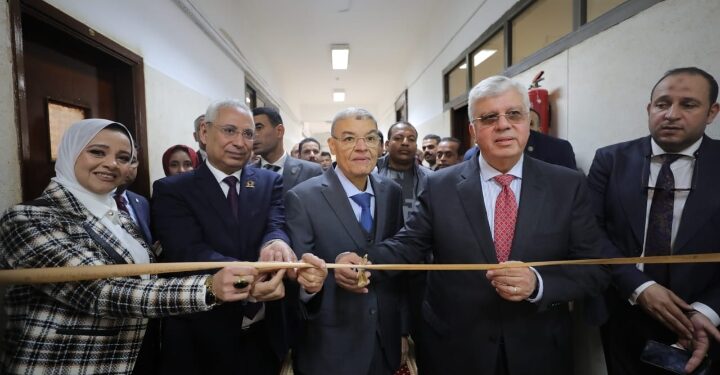 وزير التعليم العالي يفتتح عددًا من المشروعات الصحية والتعليمية بجامعة المنيا