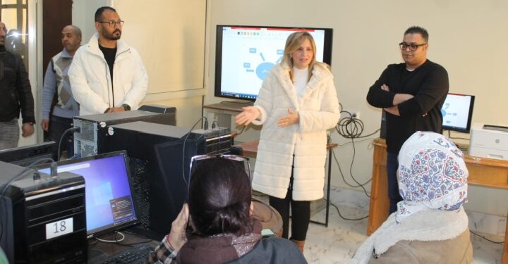 ورش عمل مجانية لتنمية مهارات أعضاء الجهاز الإدارى بكلية الآداب بجامعة عين شمس