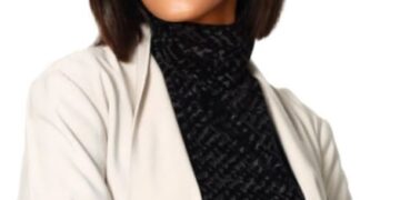 شادية عبد العزيز تقدم برنامج “ترانزيت “باذاعة مكس اف ام