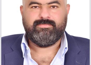 ،خالد الدجوي: صناعة الاسمنت في مصر من الصناعات الاستراتيجية والهامة في ظل النهضة العمرانية الحالية        الدجوي: 90 % من مصانع الأسمنت المصرية تعتمد بشكل أساسي على الفحم في عمليات التشغيل       الدجوي: 92 مليون طن حجم انتاج مصر من الاسمنت سنويا            قال خالد الدجوي، عضو الشعبة العامة للمستوردين، باتحاد الغرف التجارية، ورئيس شركة الماسية لمواد البناء، ان صناعة الاسمنت في مصر من الصناعات الاستراتيجية والهامة في ظل ما تشهده البلاد من نهضة تنموية وعمرانية كبري من مشروعات قومية وبناء المدن الجديدة لتوفير السكن الملائم للمواطنين. واضاف الدجوي في تصريحات صحفية اليوم، ان مصانع الاسمنت في مصر تواجه العديد من التحديات في ظل توجه الحكومة للحفاظ علي البيئة وتقليل الانبعاثات الكربونية، خاصة في ضوء حرص الحكومة المصرية على التوافق مع أهداف التنمية المستدامة في كافة القطاعات الإنتاجية. وأوضح انه علي راس هذه التحديات، صعوبة الالتزام بتعليمات وزارة البيئة المصرية بتقليص استخدام الفحم إلى نحو 10 % من مزيج الطاقة المستخدم داخل المصانع، دون توفير حلول جذرية بديلة على مستوى عودة تدفقات الغاز الطبيعي أو توفير الطاقة البديلة والمخلفات القابلة لإنتاج الطاقة في المصانع. وقال خالد الدجوي، إن ما يزيد على 90 % من مصانع الأسمنت المصرية تعتمد بشكل أساسي على الفحم في عمليات التشغيل، بعد ارتفاع أسعار المازوت، وتوجيه الغاز الطبيعي إلى محطات الكهرباء المحلية وتصدير الفائض من الغاز المسال إلى أوروبا، موضحا ان مصانع الأسمنت المصرية تستهلك كميات من الفحم تصل الي 8 ملايين طن سنويا ويتم استيرادها بالكامل عبر القطاع الخاص، وتوجد 19 شركة تعمل بالكامل بالفحم، بحجم استثمارات أكثر من 225 مليار جنيه، مضيفا ان شركات الأسمنت تستورد كامل احتياجاتها من الفحم من الخارج بسعر بين 110 و 130 دولارا للطن، مما تسبب في ارتفاع تكلفة إنتاج طن الأسمنت لنحو 1700 جنيه، شدد الدجوي علي ضرورة ايجاد حلول سريعة للتحديات التي تواجه صناعة الاسمنت، خاصة وأن قطاع الأسمنت يعد أحد اهم القطاعات الصناعية الرئيسية في الاقتصاد القومي والذي يسهم في توفير الاحتياجات الأساسية لمشروعات البنية التحتية والمشروعات العمرانية، مشيرا إلى أن مصر تعد منتجا هاما للأسمنت في المنطقة، وأكبر منتج في قارة إفريقيا وضمن أكبر 10 دول منتجة للأسمنت فى العالم بحجم انتاج يبلغ نحو 92 مليون طن سنويا. وأكد عضو الشعبة العامة للمستوردين، علي أهمية تعزيز صناعة الأسمنت الأخضر صديق البيئة خلال المرحلة المقبلة للمساعدة على تقليل الانبعاثات والغازات الضارة وبما يسهم في زيادة إنتاجية الأسمنت دون الإضرار بالبيئة، والعمل علي مواجهة التحديات الاقتصادية العالمية الحالية للوفاء بإحتياجات السوق المصرى والتصدير للأسواق الخارجية.