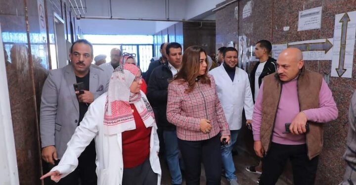 فى زيارة مفاجئة .. محافظ دمياط تتفقد مستشفى الزرقا المركزى وتقرر إحالة مسئول المستشفى و ٩٨ من العاملين بها للشئون القانونية للتحقيق  ____