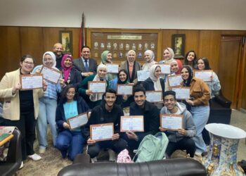 عميد ألسن عين شمس تكرم فريق كورال الكلية الفائز بالمركز الأول علي مستوي الجامعة