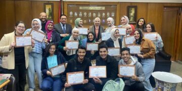 عميد ألسن عين شمس تكرم فريق كورال الكلية الفائز بالمركز الأول علي مستوي الجامعة
