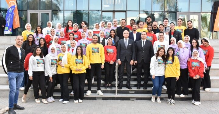 رئيس جامعة عين شمس يستقبل  كورال هارموني عربي ويشيد بأداءهم المتميز