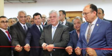 وزيرا التعليم العالي والشباب والرياضة ورئيس جامعة حلوان يفتتحون نادي جامعة حلوان ويتفقدون بعض منشآته الرياضية