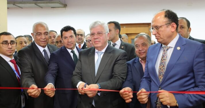 وزيرا التعليم العالي والشباب والرياضة ورئيس جامعة حلوان يفتتحون نادي جامعة حلوان ويتفقدون بعض منشآته الرياضية
