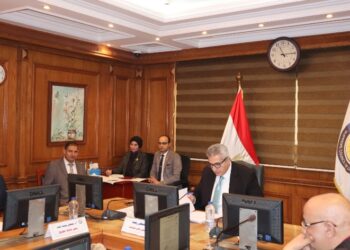 وزير التعليم العالي يستعرض تقريرًا حول الاجتماع الدوري للمجلس الأعلى لشئون الدراسات العليا والبحوث