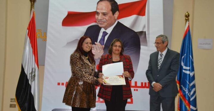 مجلة حواء تكرم كلية الإعلام جامعة عين شمس للمشاركة في حملة حواء ” نازلين الانتخابات
