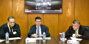 وصول الفريق الطبي البريطاني المتخصص في جراحات الشريان الأورطي من مستشفيات رويال برومبتون وهارفيلد لمستشفى أمراض وجراحات القلب والصدر والأوعية الدموية بعين شمس