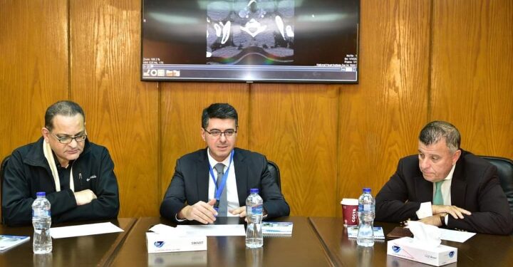 وصول الفريق الطبي البريطاني المتخصص في جراحات الشريان الأورطي من مستشفيات رويال برومبتون وهارفيلد لمستشفى أمراض وجراحات القلب والصدر والأوعية الدموية بعين شمس