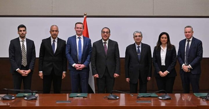 رئيس الوزراء يشهد مراسم توقيع اتفاقية حق الانتفاع لمشروع إنتاج طاقة الرياح بـ “خليج السويس” و “جبل الزيت” باستثمارات 1.5 مليار دولار