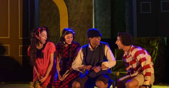 الفريق المسرحي لآداب عين شمس يفوز بالمركز الأول في مهرجان الإكتفاء الذاتى بالجامعة عن مسرحية “حياة شخص ما “.