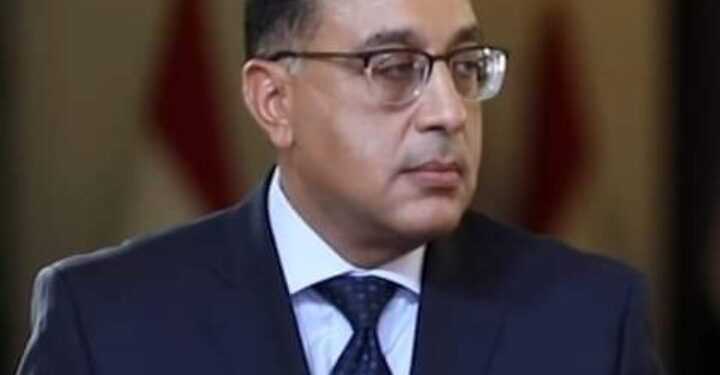 رئيس الوزراء يتفقد معرض السلع الغذائية بحي “اللوتس” ضمن جولته اليوم بمحافظة أسوان