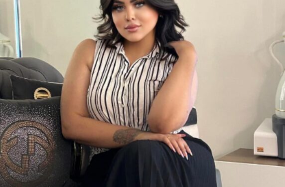 لموديل ندى إبراهيم تتألق بعروض مذهلة في المملكة السعودية