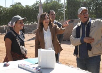 وزيرة الثقافة تتفقد ورشة عمل الدورة 28 لسمبوزيوم أسوان الدولي لفن النحت
