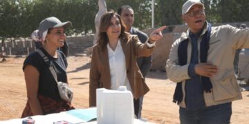 وزيرة الثقافة تتفقد ورشة عمل الدورة 28 لسمبوزيوم أسوان الدولي لفن النحت
