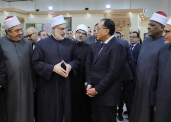 وكيل الأزهر يستقبل رئيس الوزراء بجناح الأزهر فى معرض الكتاب