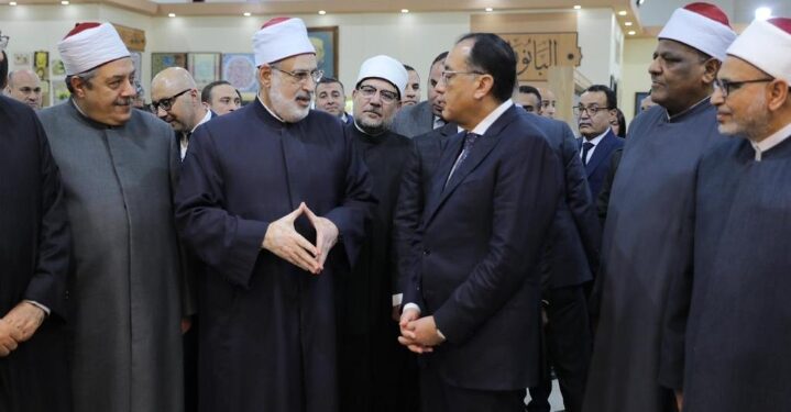 وكيل الأزهر يستقبل رئيس الوزراء بجناح الأزهر فى معرض الكتاب