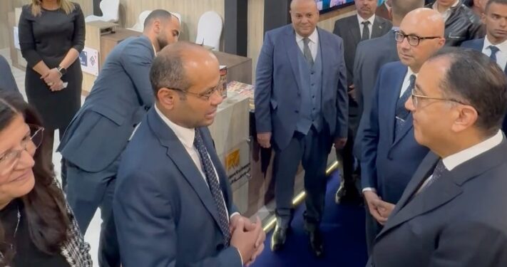 رئيس مجلس الوزراء يتفقد جناح البورصة المصرية خلال افتتاح معرض القاهرة الدولي للكتاب