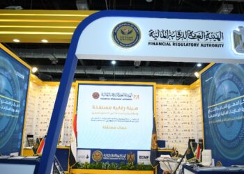 رئيس مجلس الوزراء يتفقد جناح الهيئة العامة للرقابة المالية في معرض الكتاب