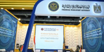 رئيس مجلس الوزراء يتفقد جناح الهيئة العامة للرقابة المالية في معرض الكتاب