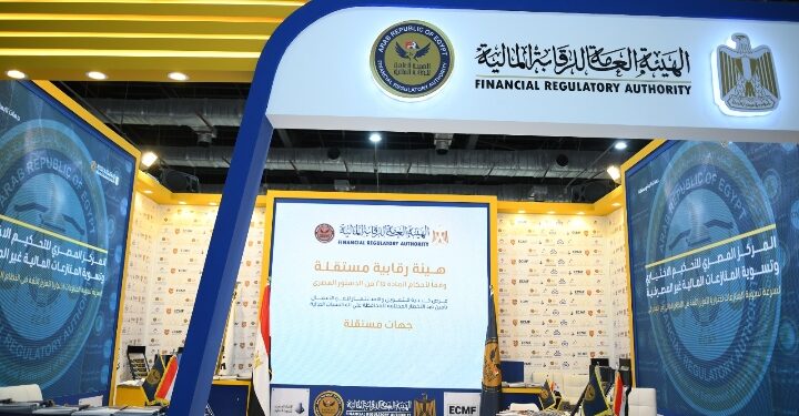 رئيس مجلس الوزراء يتفقد جناح الهيئة العامة للرقابة المالية في معرض الكتاب