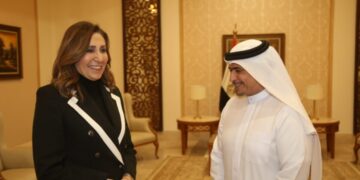 وزيرة الثقافة تلتقي رئيس هيئة الشارقة للكتاب ويهديها آخر إصدارات حاكم الشارقة