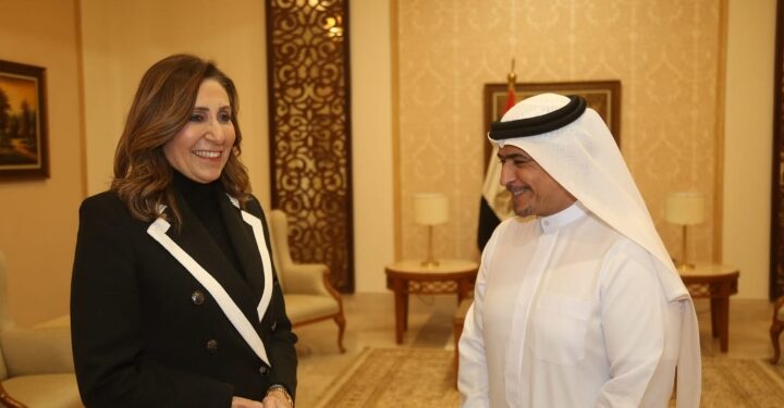 وزيرة الثقافة تلتقي رئيس هيئة الشارقة للكتاب ويهديها آخر إصدارات حاكم الشارقة