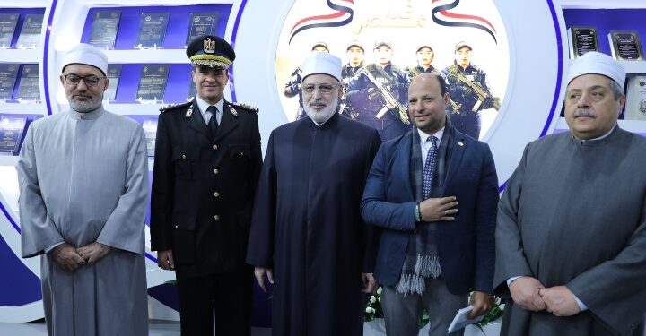 وكيل الأزهر يتفقد معرض القاهرة الدولي للكتاب ويزور جناح وزارة الداخلية للتهنئة بعيد الشرطة