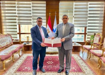 رئيس جامعة كفر الشيخ يسلم شهادة اعتماد معمل الميكروبيولوجيا الاكلنيكية لعميد كلية الطب البشري من المجلس الوطني للاعتماد إيجاك