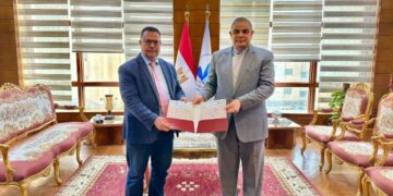 رئيس جامعة كفر الشيخ يسلم شهادة اعتماد معمل الميكروبيولوجيا الاكلنيكية لعميد كلية الطب البشري من المجلس الوطني للاعتماد إيجاك