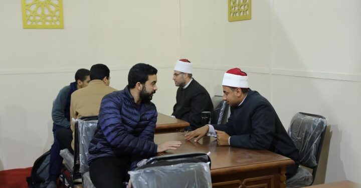 إقبال كثيف على ركن الفتوى بجناح الأزهر بمعرض الكتاب